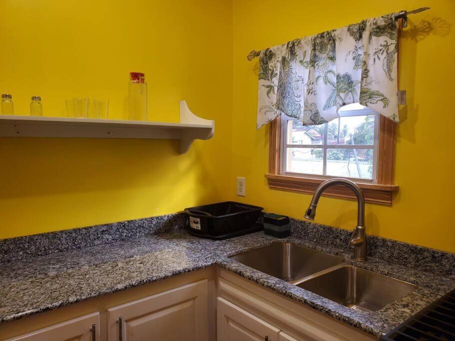 Upstairs 2 Bedroom Avalon Regia Apartment Georgetown Esterno foto