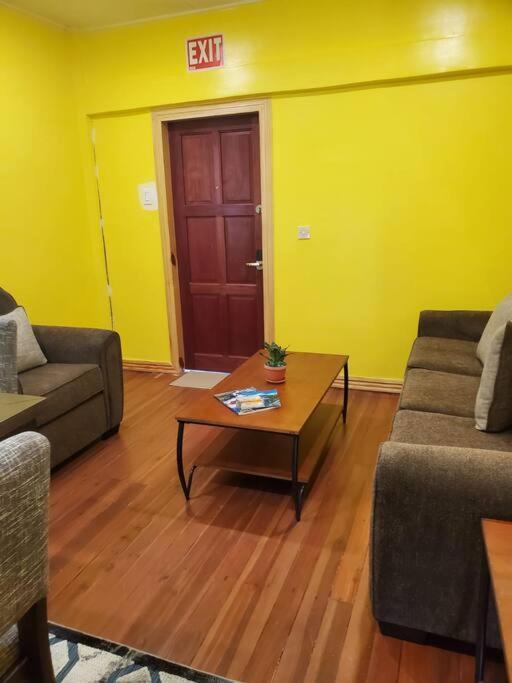 Upstairs 2 Bedroom Avalon Regia Apartment Georgetown Esterno foto